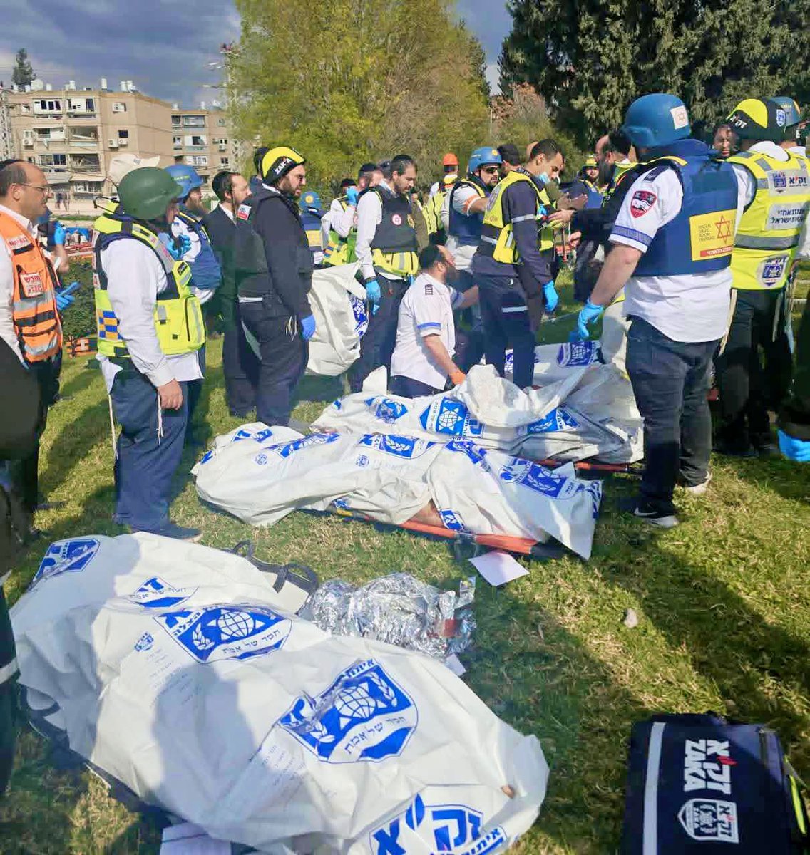 Evasmith9kd9's tweet photo. 6 people have been confirmed dead as a result of today's Iran attack on Israel. https://t.co/ijuRwOIFLk