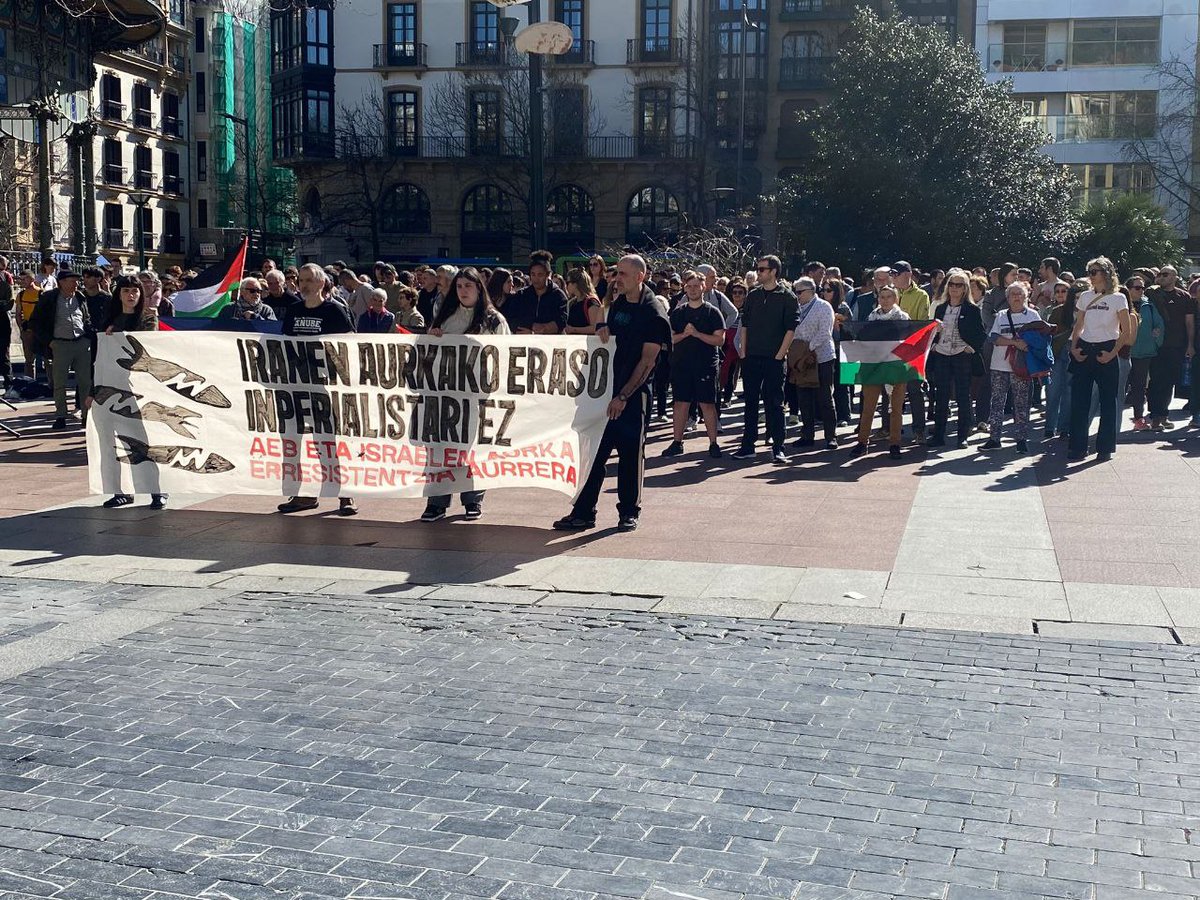 Palestinarekin's tweet photo. 📢 Estatu Batuek eta Israelek Iranen aurka abiatu duten erasoaldia salatu dugu Hego Euskal Herriko hiriburuetan. 

Eraso hau AEBen eta Israelen estrategia inperialistaren parte da,  eta eskualdean euren hegemonia zalantzan jar dezakeen indar oro ezabatzeko helburua du. https://t.co/2fCc34DU9N