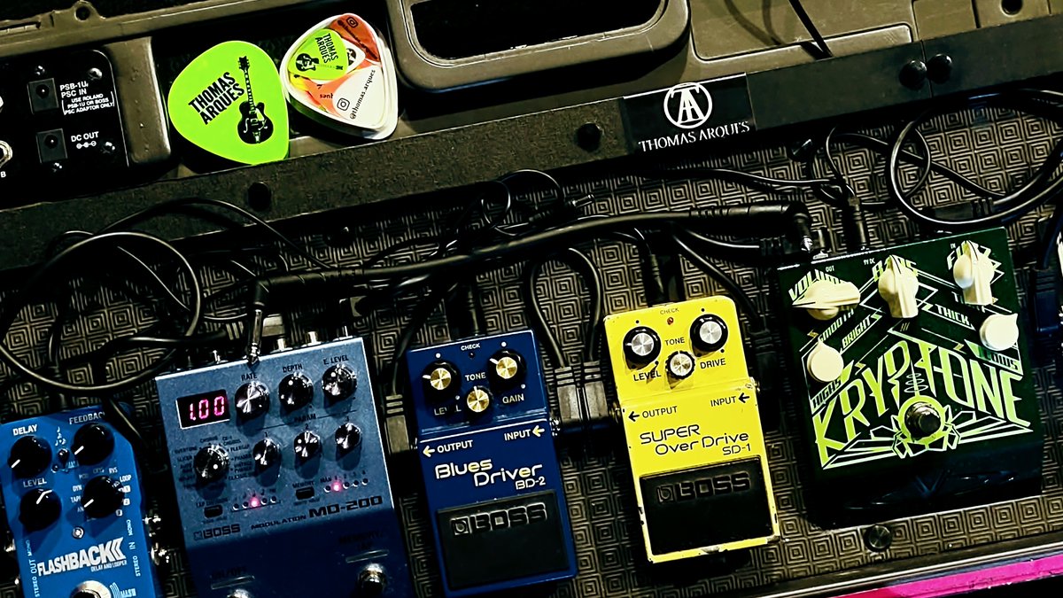 ThomasArques's tweet image. Ontem, dia 28 de fevereiro de 2026, no palco do Cavern Club São Paulo.

#cavernclubsaopaulo #beatlestribute #thomasarques