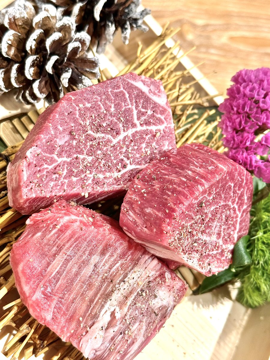今日は奥さんの誕生日だから
赤ちゃんOKの半個室焼肉屋へ
ハラミ推しなだけあってハラミ激うま
しかも全部焼いてくれるから楽チン
奥さんも満足してくれたようでなにより

誕プレは後日納車予定🚗
ハピバスデー🎂