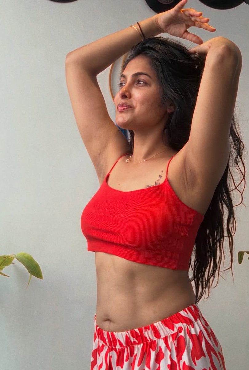 Actress_G0AT's tweet photo. Divi 

Tempting🤤                                  Teasing🥵 https://t.co/mmg39zMsvG