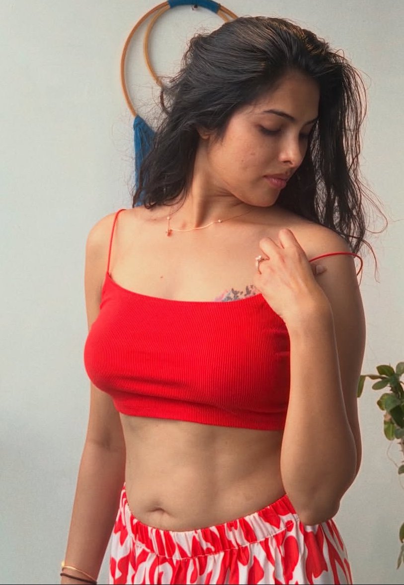 Divi 

Tempting🤤                                  Teasing🥵