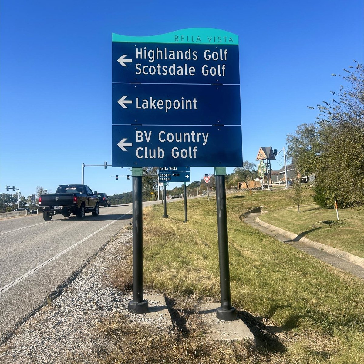 City wayfinding signs for Bella Vista POA | #signstudio #notjustsigns #completevisualmarketing #BellaVistaArkansas #signshop #nwasigns #wevegotyourback #yoursignsource #signpackage