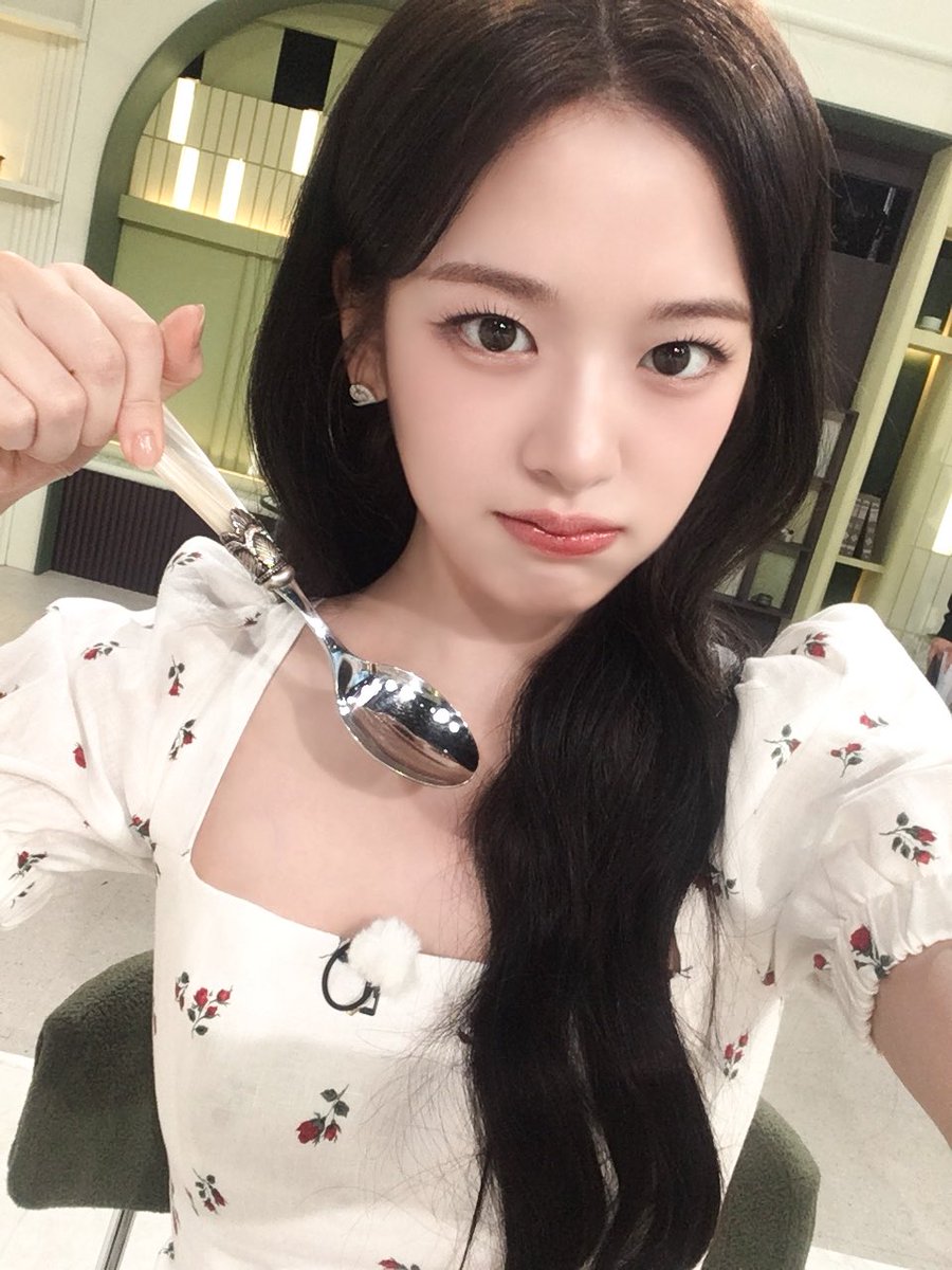 📸 
260301 #JTBC #냉장고를부탁해 완료 💕

셰프급 비주얼 유진이와 함께한
행복 가득 일요일 밤 🍴

한 주의 마지막까지 함께해 준 DIVE 고마워요 🤍
다음 주도 'look at me ·˳♪⁎˚♫'

#IVE #아이브 
#ANYUJIN #안유진 
#REVIVE_PLUS 
#BANGBANG #IVE_BANGBANG 
#BLACKHOLE #IVE_BLACKHOLE