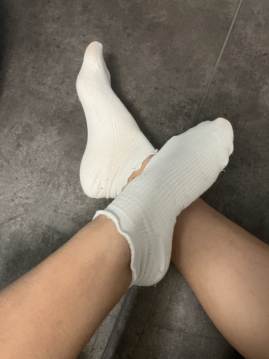 aelpieds's tweet photo. Je vends mes chaussettes sales sur vinted à 20 euros. Il faut juste me prévenir et je met l'annonce avant qu'elle se fasse ban #chaussettes #sales #fetishiste #pieds #feet https://t.co/fIbZmfStHv