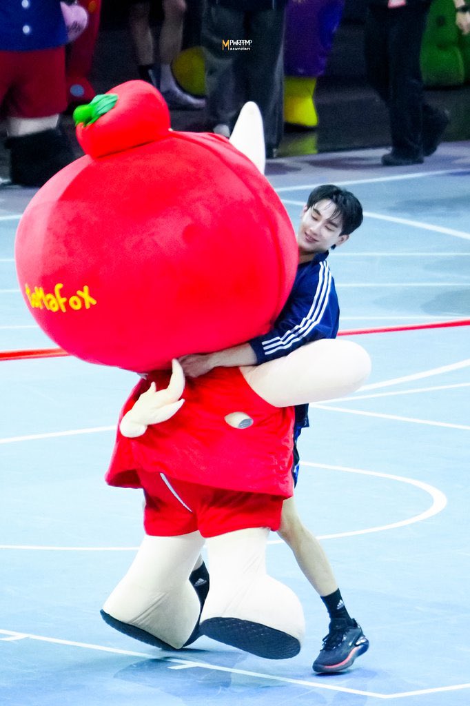 อยู่กับพ่อบุ๊คดีกว่า มาฟ้อกก

#kasibook <a href="/kasibook/">กษิบ๊อง (ปลูกผลเขือเทศ)</a> 
#TOMAFOX