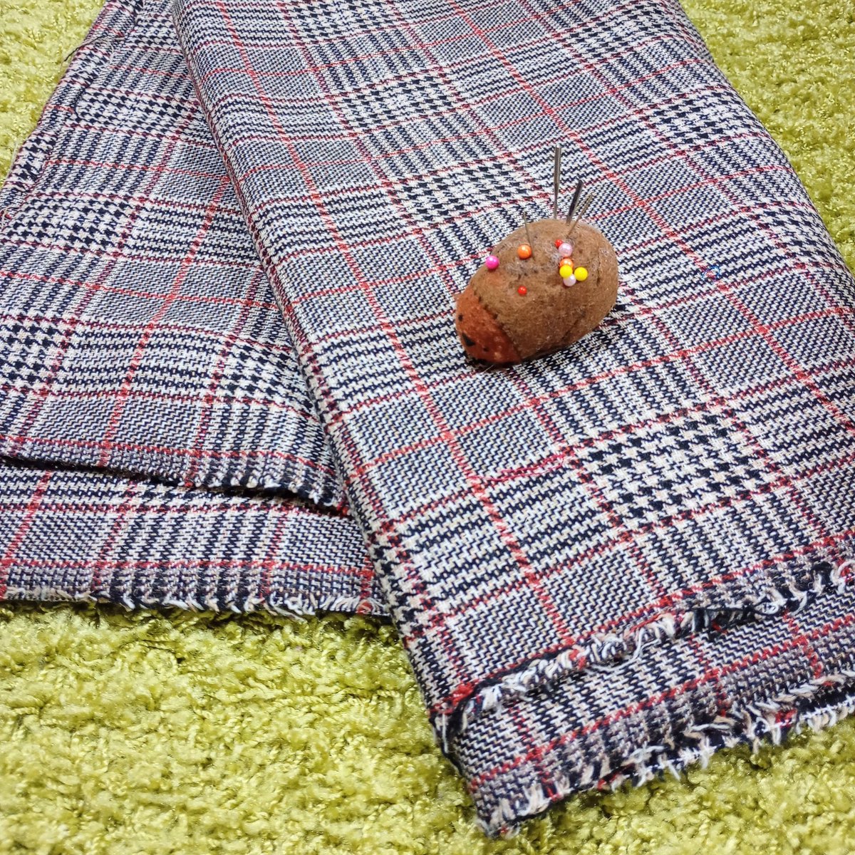 数年前に買ってあったウールのグレンチェック ポンチョコートを縫い