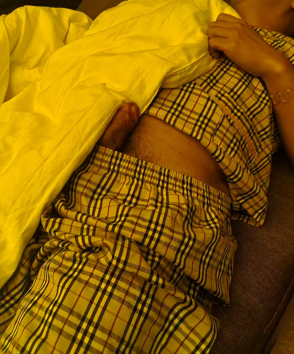 XP71954590's tweet photo. 大哥，这是什么情况？这是被男人偷摸了还是正在勾引男人；我可没碰你哦，还好你是遇见了我，要是遇见其他通讯录，肯定会被偷吃…
#偷摸#偷摸直男#会所勾引直男#半夜偷摸 https://t.co/VSvBAad0yG
