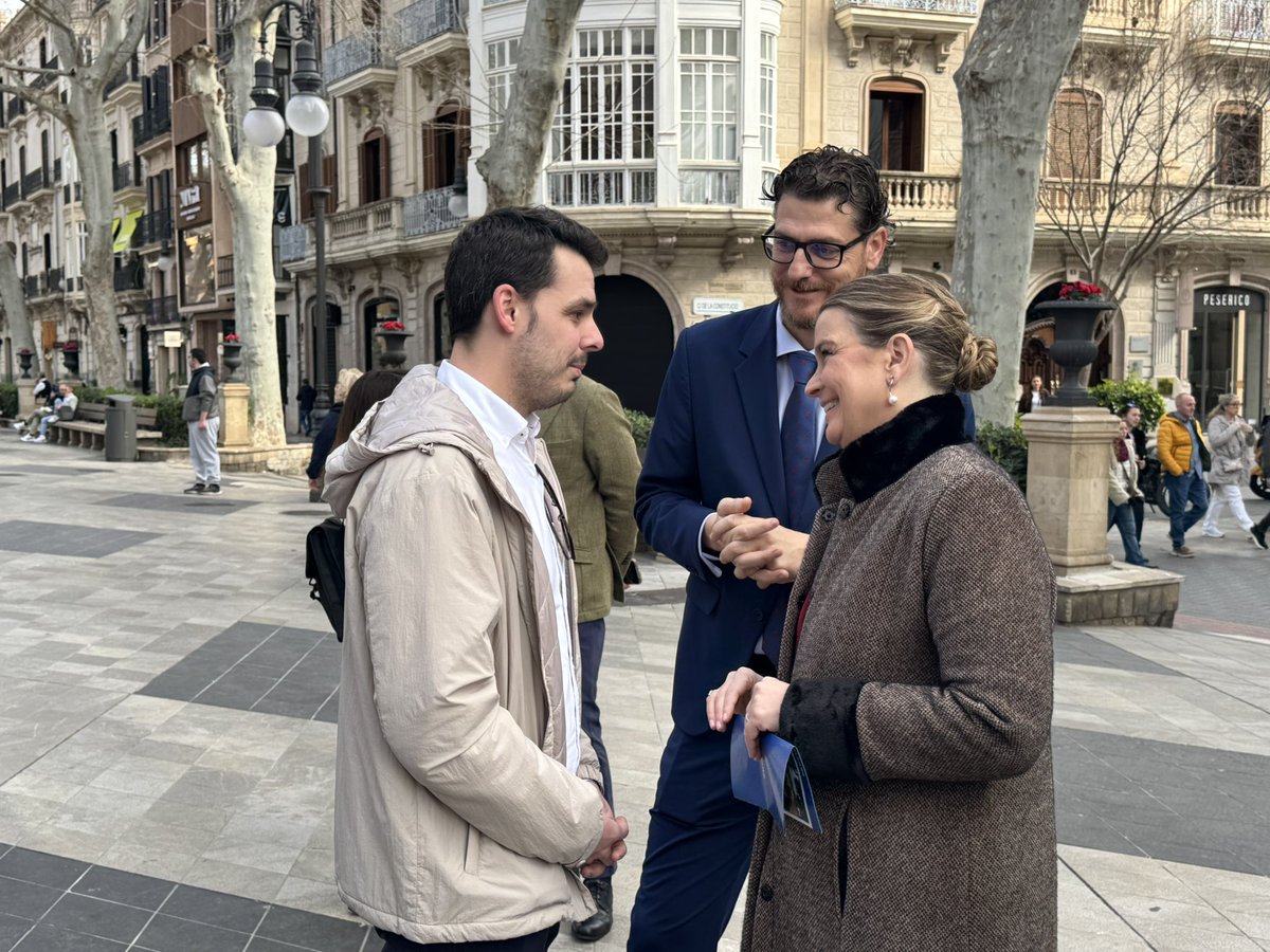La presidenta <a href="/MargaProhens/">Marga Prohens</a> ha visitat la carpa que <a href="/NNGGBalears/">NNGG Illes Balears</a> ha instal·lat al Born de Palma amb motiu del #DiaIllesBalears2026

Durant la jornada, tots els joves que s'hi han apropat han pogut conèixer les diferents mesures impulsades pel <a href="/goib/">Govern de les Illes Balears</a> de Prohens destinades als