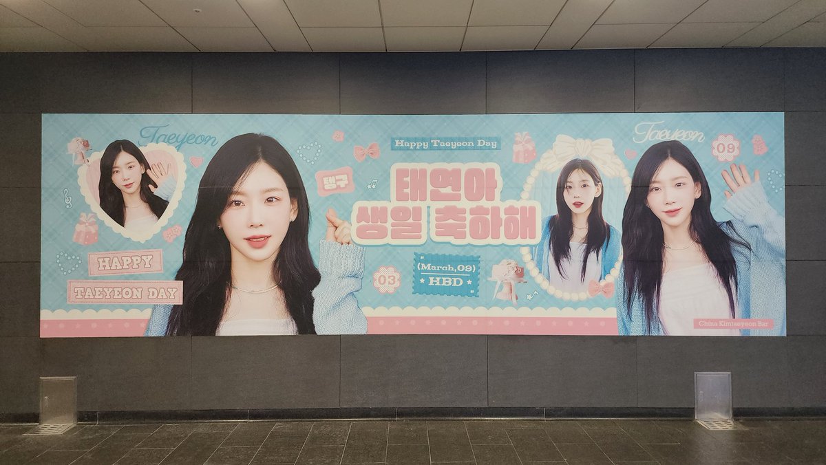 TAEYEONTHAI's tweet photo. 𝐇𝐀𝐏𝐏𝐘 𝐓𝐀𝐄𝐘𝐄𝐎𝐍 𝐃𝐀𝐘
𝟐𝟎𝟐𝟔 𝐓𝐚𝐞𝐲𝐞𝐨𝐧 𝐁𝐢𝐫𝐭𝐡𝐝𝐚𝐲 𝐏𝐫𝐨𝐣𝐞𝐜𝐭 ของบ้านคิมแทยอนบาร์

เริ่มตั้งแต่ วันที่ 1-31 มีนาคม 2026
📍ทางเดินเชื่อมสถานีรถไฟสนามบิน สาย 2 สถานีฮงแด ทางเข้า หมายเลข 3

💜สุขสันต์วันเกิดแทยอน💜 https://t.co/Vx8ANMOSWj