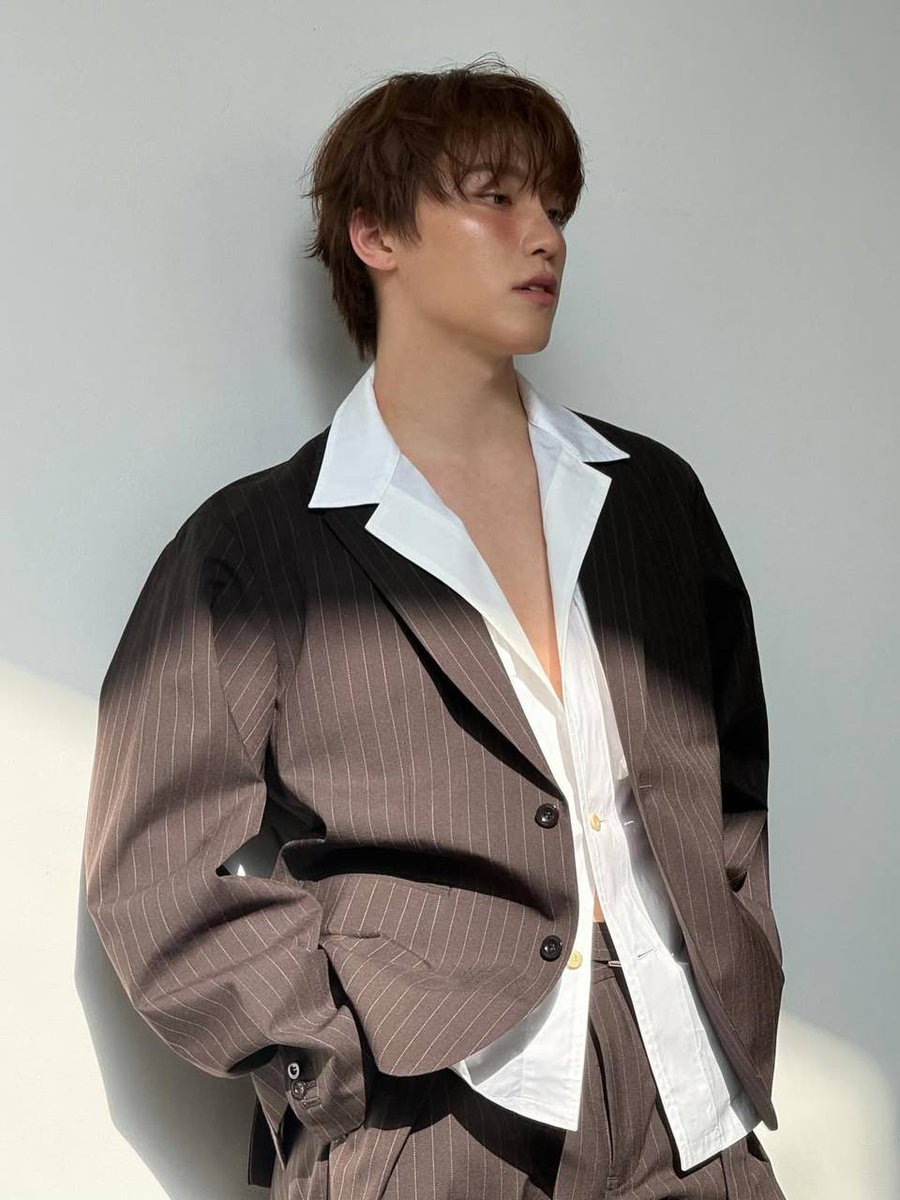 THE AMOUNT OF SKIN SHOWING??????? LEE CHAN