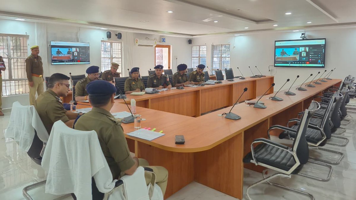 balrampurpolice's tweet photo. #Balrampurpolice
 #IGDevipatan, #SPBalrampur द्वारा आगामी त्योहारों (होली, चैत्र नवरात्रि,राम नवमीं, रमजान व ईद आदि ) को सकुशल सम्पन्न कराने हेतु गोष्ठी कर संबंधित को दिए गए आवश्यक दिशा-निर्देश। https://t.co/VtVSb15Xk4