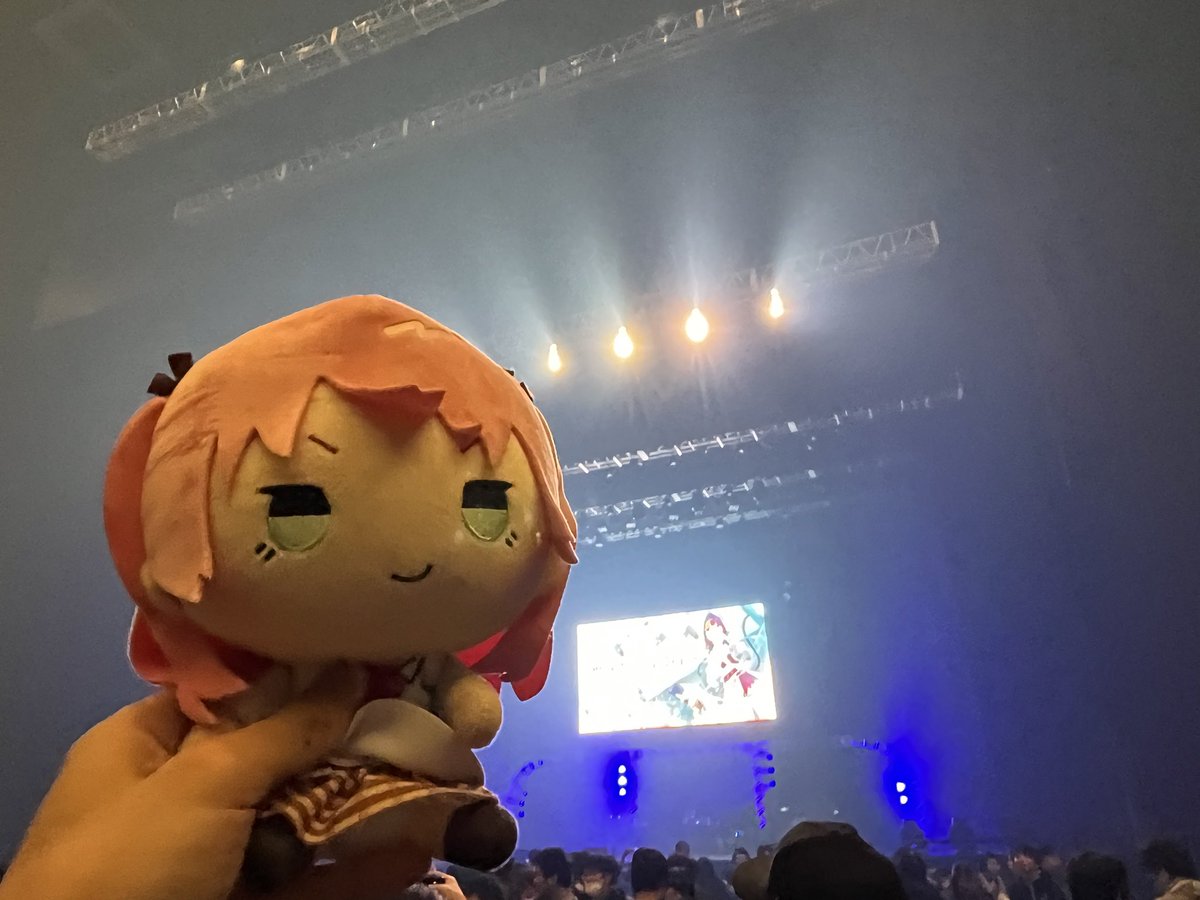 kaede4016's tweet photo. #ヘブバンライブ2026 
 #ヘブバン 
本日はLIVE、お疲れ様でした…！！！
痛車もできず、仕事も中々微妙な中紆余曲折ありましたが、無事本日の最高のLIVEに参戦することが出来ました…！！！
今日も今日とて初めましてのエンカもたくさんできて本当に良かった…
おっしゃ！あとひと踏ん張り頑張ろか！ https://t.co/LUdMUjD3Wc