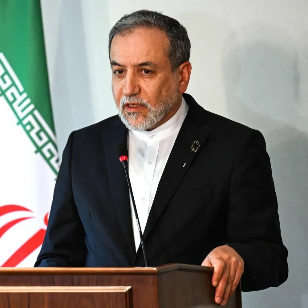 İran Dışişleri Bakanı Abbas Arakçi: 

Komşularımıza değil, ülkelerindeki Amerikan varlığına saldırıyoruz.