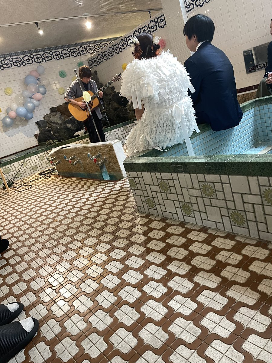 asupara1000's tweet photo. えみさんの結婚パーティー楽しかったー！
めでたすぎる上にGROWLYのみんなに会えてライブも見れるんだからね

ケーキ入刀2回あるの初めてで面白かった https://t.co/RvTFLNl9YC