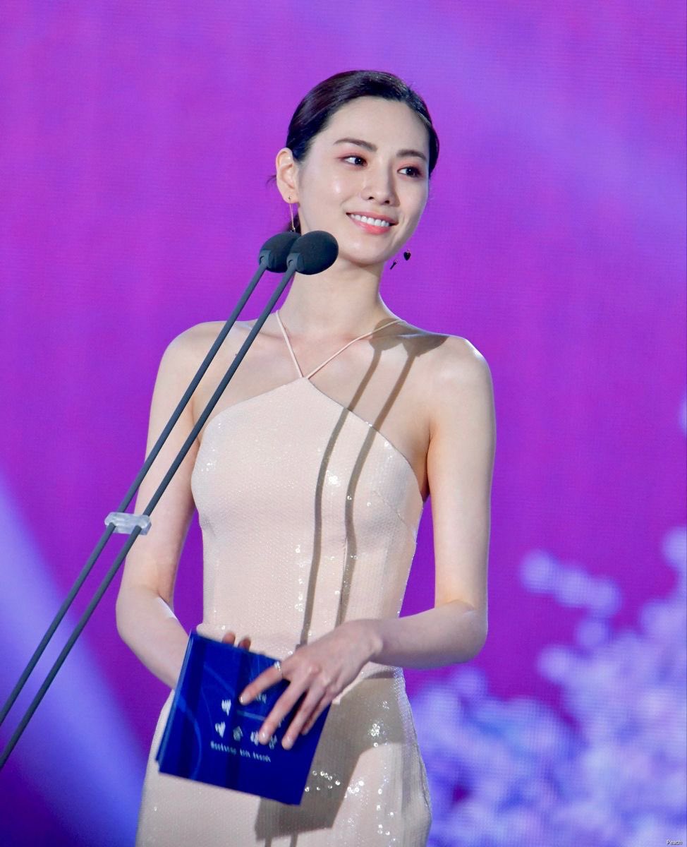 szhubids's tweet photo. @jiaangheng @Nlgyung @schubbink Natasha melangkah ke depan podium. Senyumnya merekah, matanya menyapu semua tamu dengan hangat.

"Terima Kasih Ocean &amp; Ema” Ia lalu menatap kearah Puppiester, “Selamat malam, Puppiesters! Masih semangat?" sapanya ceria. Kata demi kata keluar dari hati, senyumannya makin melebar. https://t.co/uSvcQO5ZWl