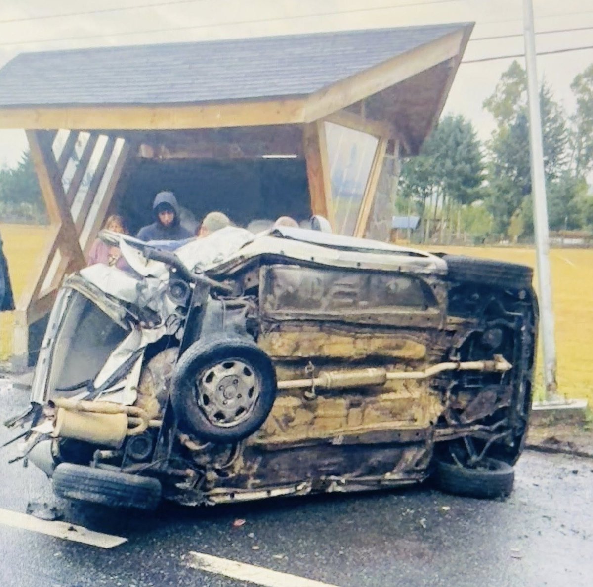 ChileRayz's tweet photo. 🔴TRAGEDIA: lamentablemente, se informa de dos personas fallecidas en un accidente ocurrido en la ruta Villarrica Freire, sector El Sauce, tras la colisión frontal de dos vehículos, siniestro vial registrado aproximadamente a las 10:00 horas de este domingo. https://t.co/FP85D8N5Oq