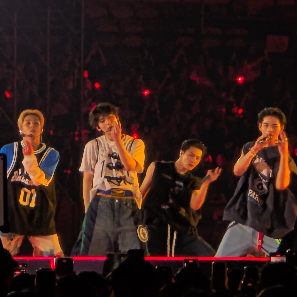 กูเป็นติ่งมาหลายปีกูประทับใจ Performance Enhypen  สุดๆ มันไม่เคยแบ่งแยกงานไหนใหญ่เล็ก มันทำ Performance ใหม่ทุกงานไม่ซ้ำเลย แล้วเต้นทีแทบตีลังกา เต้นจนเสื้อขาด พี่บอก en มา "เต้น"