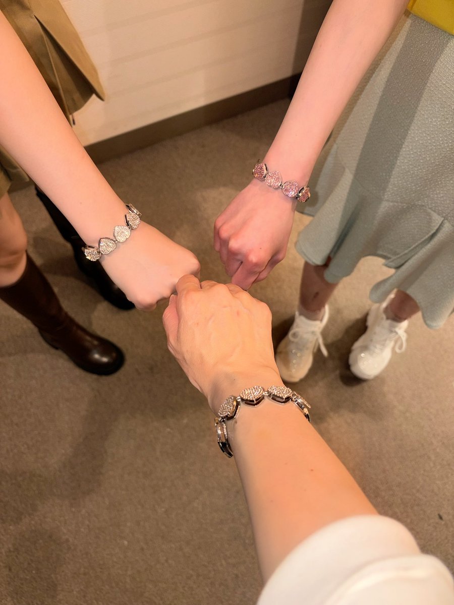 china_alfafa's tweet photo. #81プロデュース
45周年のおまつり、楽しんでいただけたなら嬉しいです。
高木美佑ちゃん、永野愛理ちゃんと3人でプリキュア 歌って楽しかったぁぁ。
掛け声たくさんありがとうございます。
3人でお揃いのハートのブレスレットしてました♡
そして何気に自分のキーボードつけてました(^^) https://t.co/JGvDNVgosx