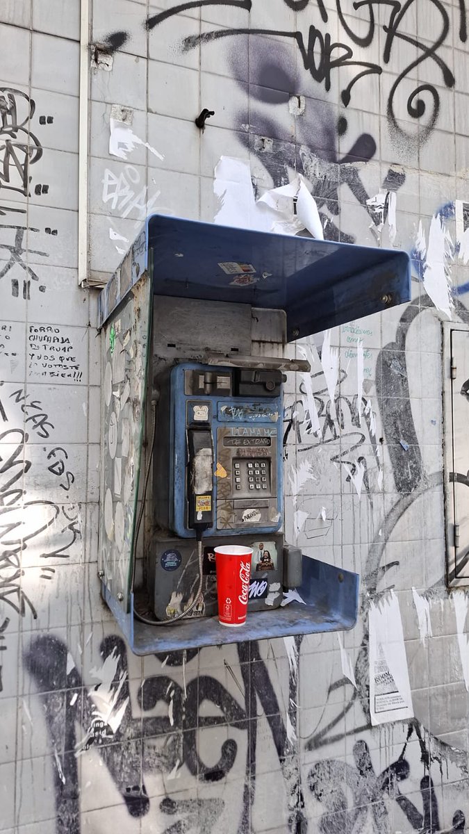 Balvanera: exhibición de la historia reciente porteña de las comunicaciones 
Está en Sarmiento 3436 (y Gallo), límite entre Comuna 3 y Comuna 5.
🔴O lo emprolijamos y le colocamos un cartel con los detalles (como en los museos) o lo retiramos de la vía pública. No estoy segura si