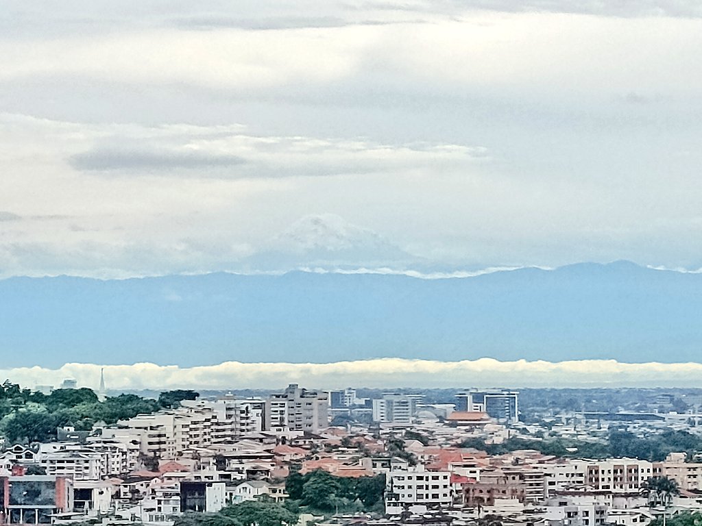 Cupsfire_gye's tweet photo. Desde Guayaquil aún se observa el majestuoso Chimborazo y gran parte de la cordillera. 🏔️ permitiendo este espectáculo natural poco común.
Cuando las nubes se alinean… la naturaleza nos regala estas postales únicas. ✨
#Guayaquil #Chimborazo #Cordillera https://t.co/I3TH9cDFiT