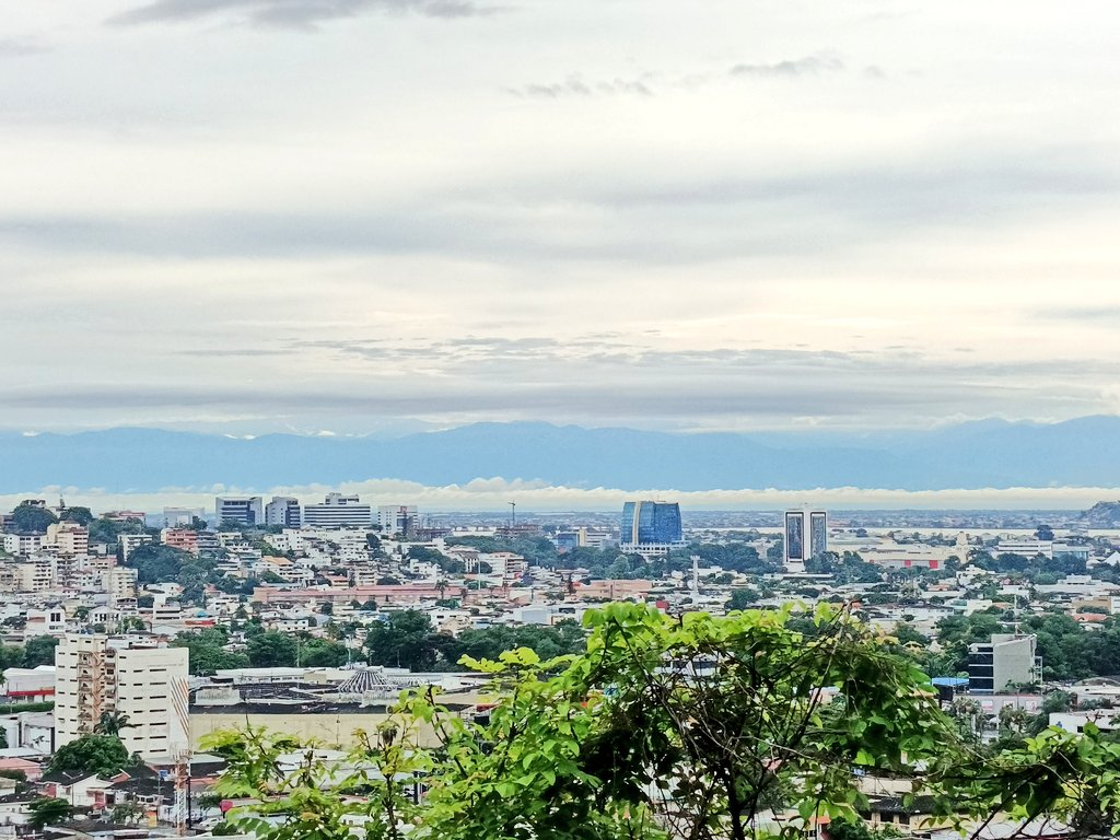 Cupsfire_gye's tweet photo. Desde Guayaquil aún se observa el majestuoso Chimborazo y gran parte de la cordillera. 🏔️ permitiendo este espectáculo natural poco común.
Cuando las nubes se alinean… la naturaleza nos regala estas postales únicas. ✨
#Guayaquil #Chimborazo #Cordillera https://t.co/I3TH9cDFiT