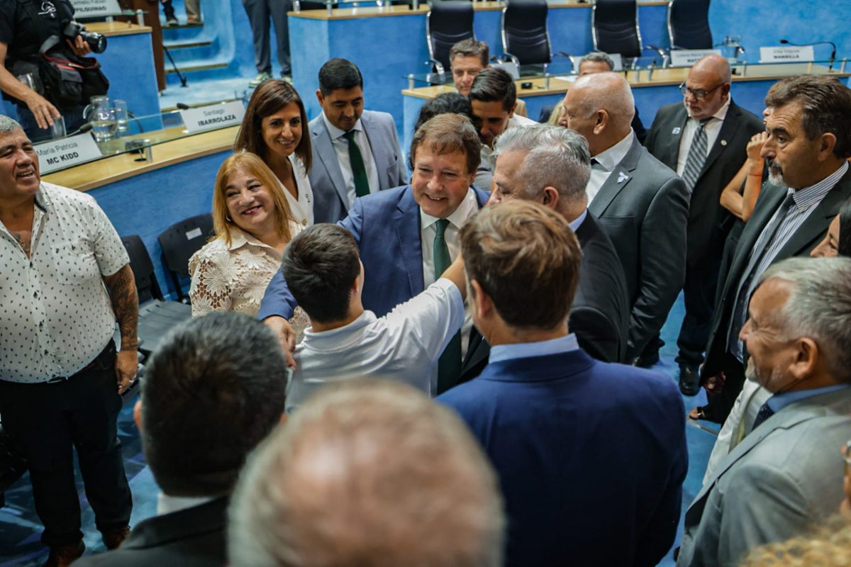 RÍO NEGRO ESTÁ EN MARCHA Y PLANIFICA SU FUTURO

El gobernador Alberto <a href="/WeretilneckOK/">Alberto Weretilneck</a>, junto al vicegobernador <a href="/pedropesatti/">Pedro Pesatti</a>, encabezó la 55ª Apertura del Período de Sesiones Ordinarias de la Legislatura de Río Negro.

Inversiones, trabajo y desarrollo energético como pilares de