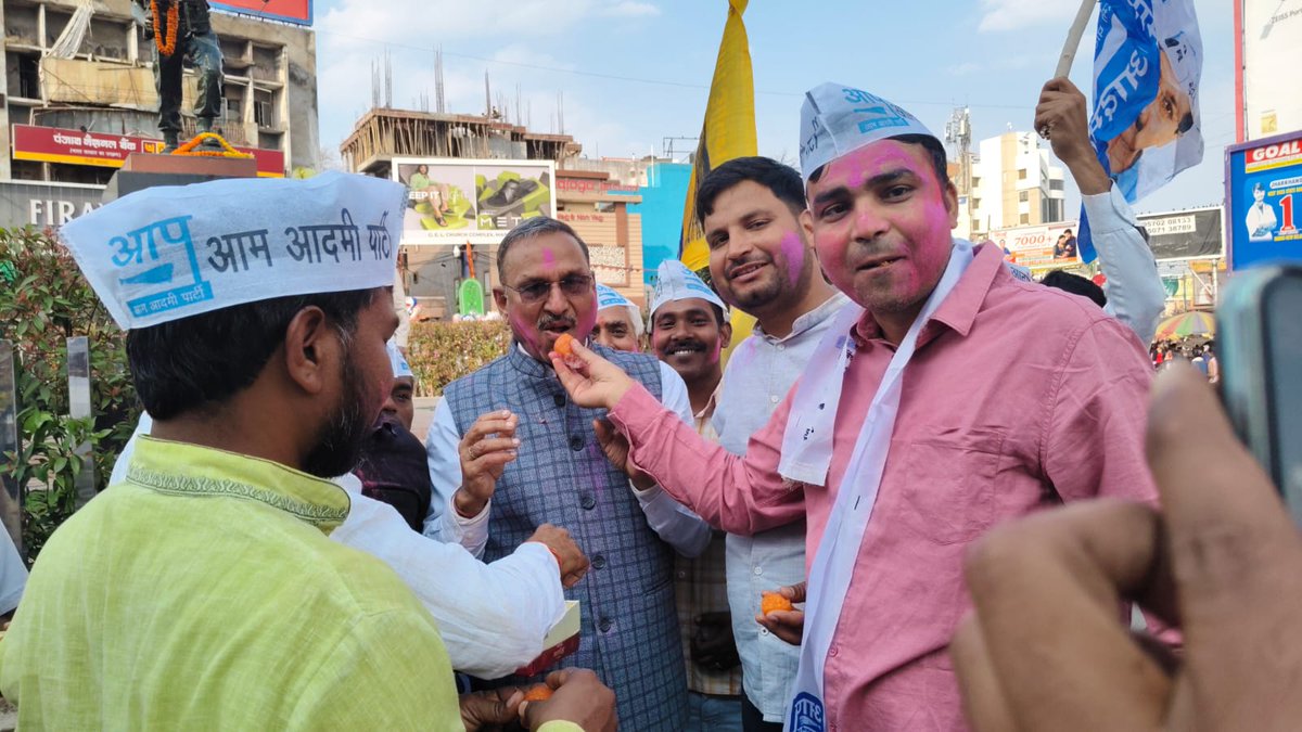 माननीय न्यायालय द्वारा <a href="/ArvindKejriwal/">Arvind Kejriwal</a> जी <a href="/msisodia/">Manish Sisodia</a> जी सहित सभी AAP नेताओं को दोषमुक्त होने पर झारखंड  प्रभारी <a href="/shivcharangoel/">Shiv Charan Goel</a> जी के उपस्थिति में न्याय यात्रा  के उपरांत कार्यकर्ताओं ने एक दूसरे को मिठाई खिलाकर खुशियां मनायी ।
<a href="/AamAadmiParty/">AAP</a>
<a href="/SandeepPathak04/">Dr. Sandeep Pathak</a> 
<a href="/ShushilSinghAap/">Sushil Singh</a>