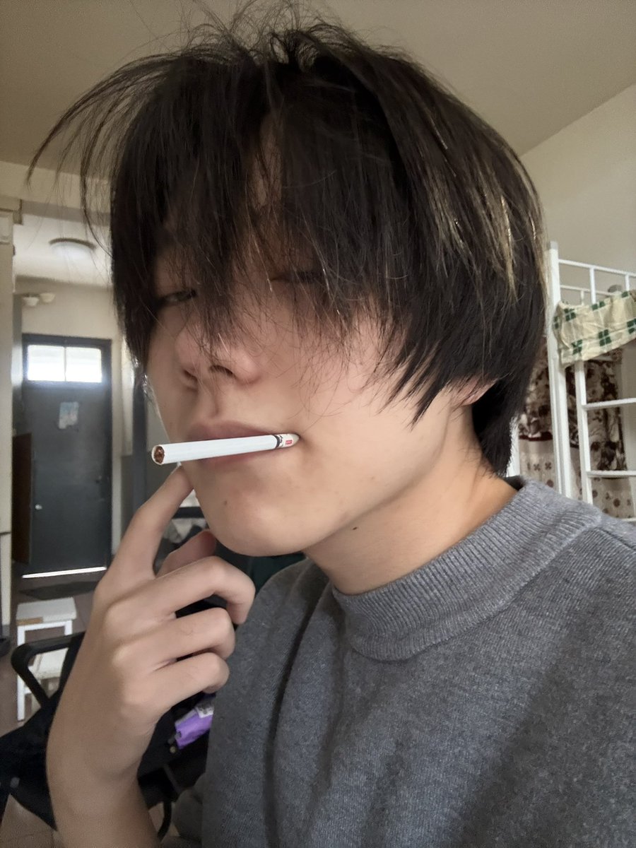 0807zhangry's tweet photo. 盘点那些被脸封印的颜值
#自拍 #原相机 #人类 #忧郁 https://t.co/ikYtk6XswK