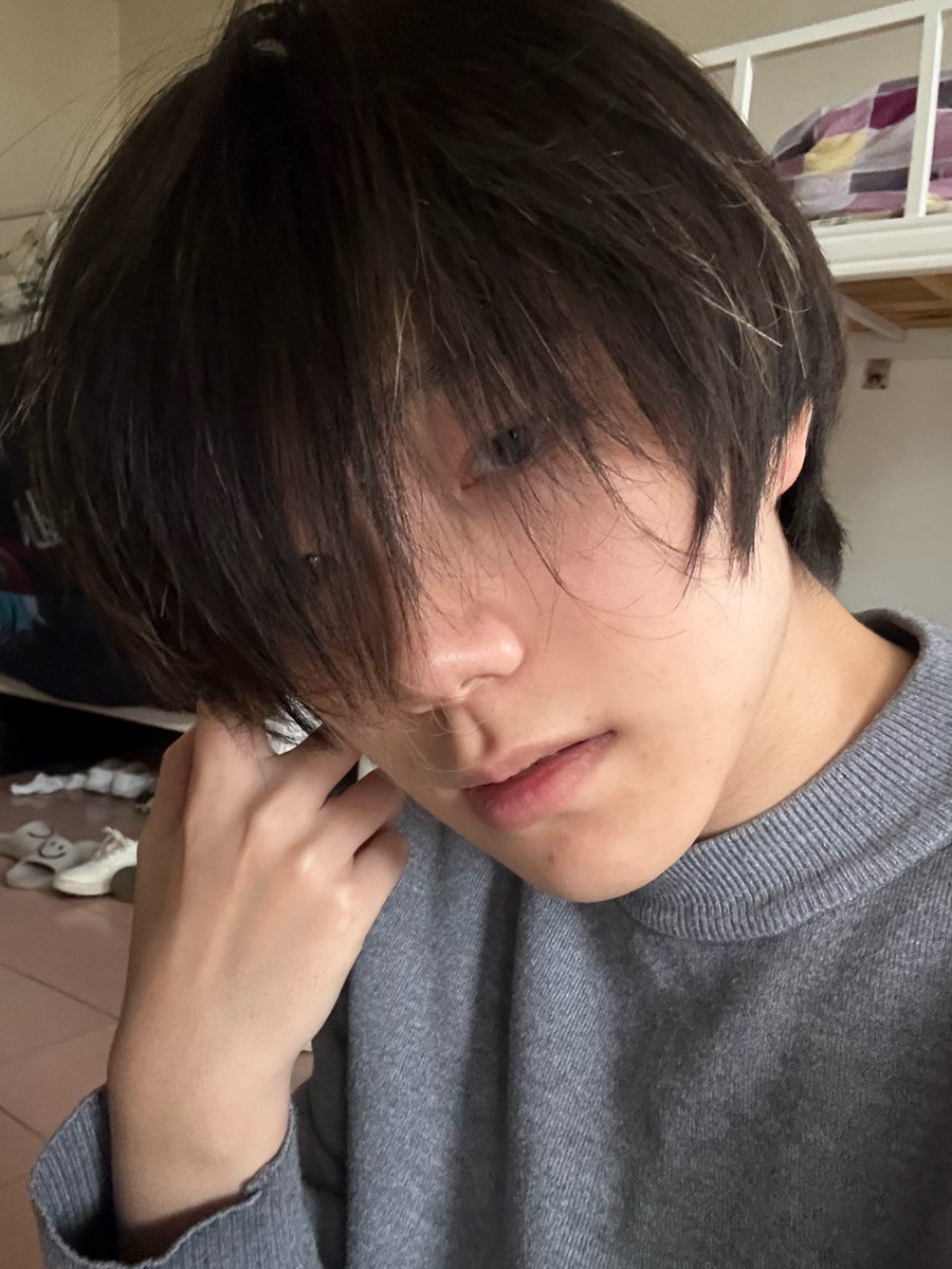 0807zhangry's tweet photo. 盘点那些被脸封印的颜值
#自拍 #原相机 #人类 #忧郁 https://t.co/ikYtk6XswK