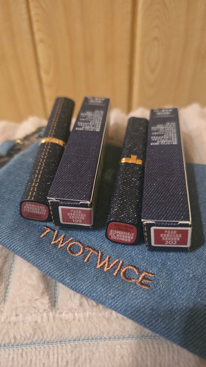 Itimnomcow's tweet photo. ตอนแรกซื้อเพราะเอเอเลยน้า พอได้มาแล้วเห้ยชอบนะ คือ packaging ดีมาก ขนาดพอดีมือไม่เทอะทะ เนื้อลิปเรียบลื่นสบายริมฝีปาก สีสวย คิดถูกที่ซื้อมาทั้งสองเบอร์เลย
#AAashirakorn
#LOrealParisTH
#LOrealDenimColorRiche https://t.co/KDtxCtN9W4
