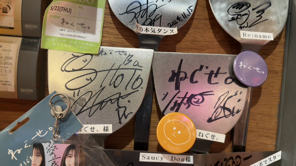 to_sunglasses's tweet photo. @Xb3D1toydR7uB86 はい！鉄板野郎ってお店の裏参道店で
名物のウニホーレンや、パイネ(ポテサラとチーズをカリカリに焼いたやつ)が絶品でした！！😋
壁一面に有名人のサインがびっしりありました！ https://t.co/LsAwPsXNxr
