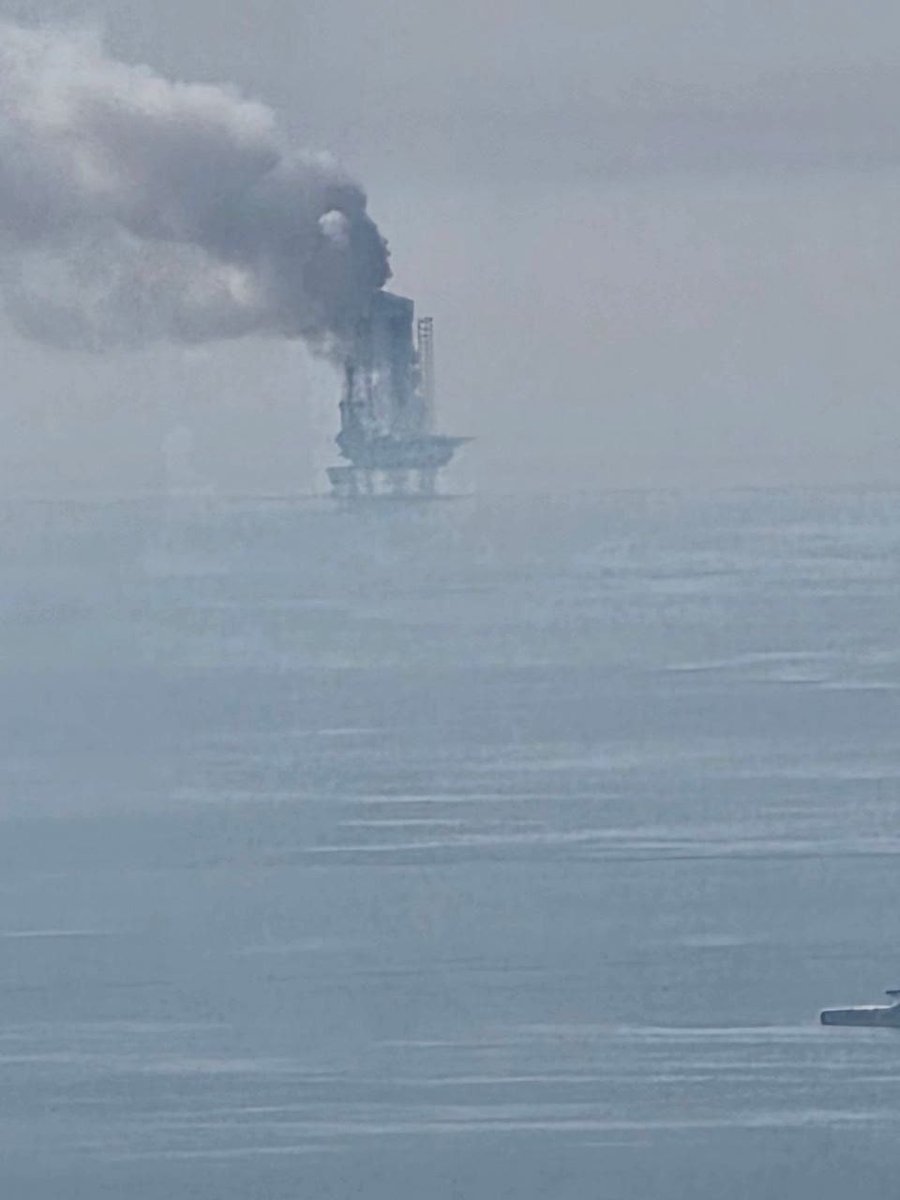 Evasmith9kd9's tweet photo. An oil platform operated by the notorious UAE regime has been struck in the Persian Gulf. https://t.co/Vfd0RHExjk