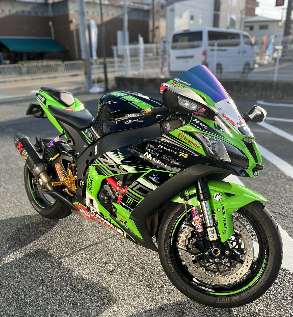 ポートレートモードでパシャ📸 なんか合成みたい😆 #zx10r #ライムグリーン