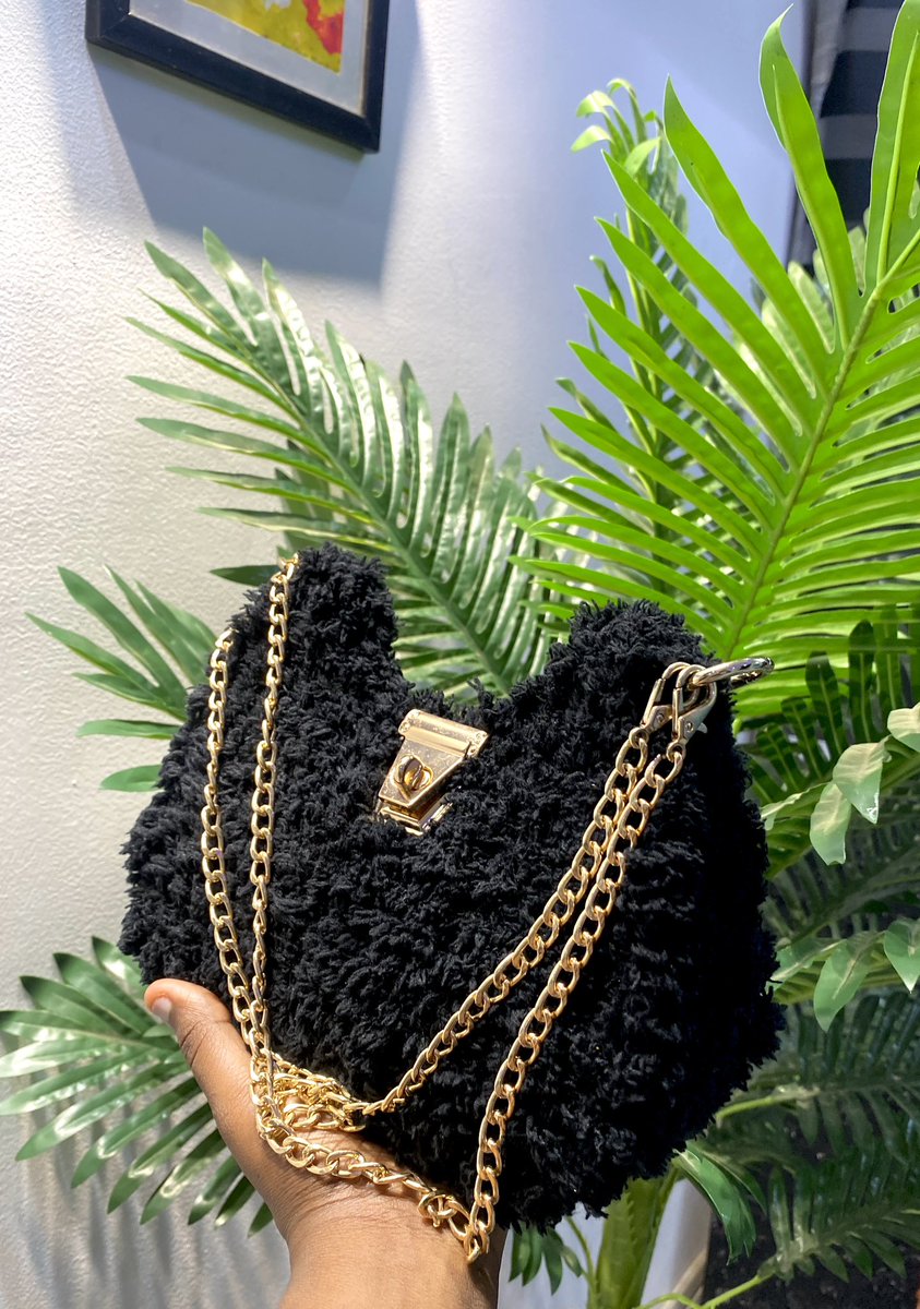 Lammie_Art01's tweet photo. Not giving up until I reach my girlies that’s looking for my handmade fur bags 🛍️📦🔥👑🌎￼ https://t.co/KGiRJmQykY