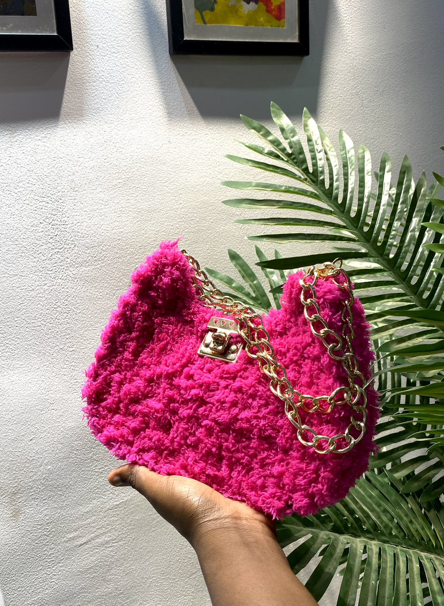 Lammie_Art01's tweet photo. Not giving up until I reach my girlies that’s looking for my handmade fur bags 🛍️📦🔥👑🌎￼ https://t.co/KGiRJmQykY