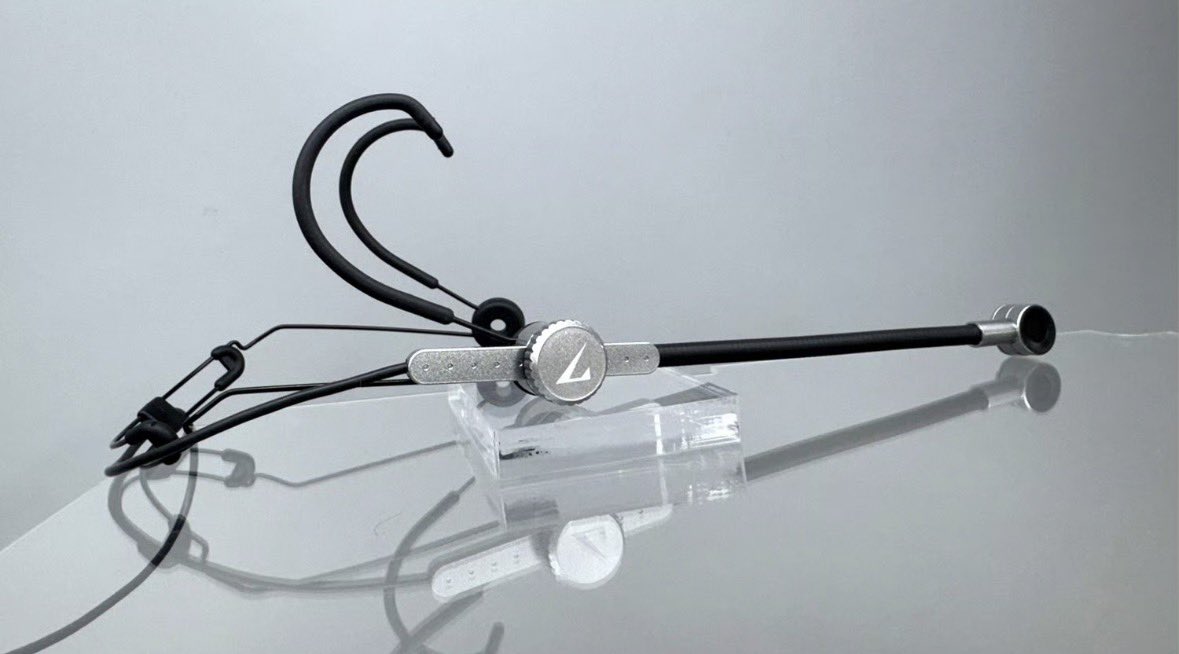 zhang hao received a new custom head mic as a gift from a c-rosin. it’s a newly released headset model from shure and he’s the first kpop artist to use it 

this is zhang hao’s 7th custom head mic! 
🔗  xhslink.com/o/AZhYBIGvg2I