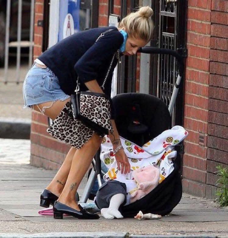 “bitch ima call you back ..I just dropped this damn baby” 😂😭