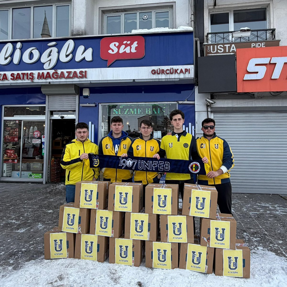 UFBAtaturk's tweet photo. #ÜnifebCares projeleri kapsamında 1907 ÜNİFEB Atatürk Üniversitesi örgütlenmesi olarak ihtiyaç sahibi ailelere Ramazan kolisi yardımında bulunduk. https://t.co/2KmmHZrIzO