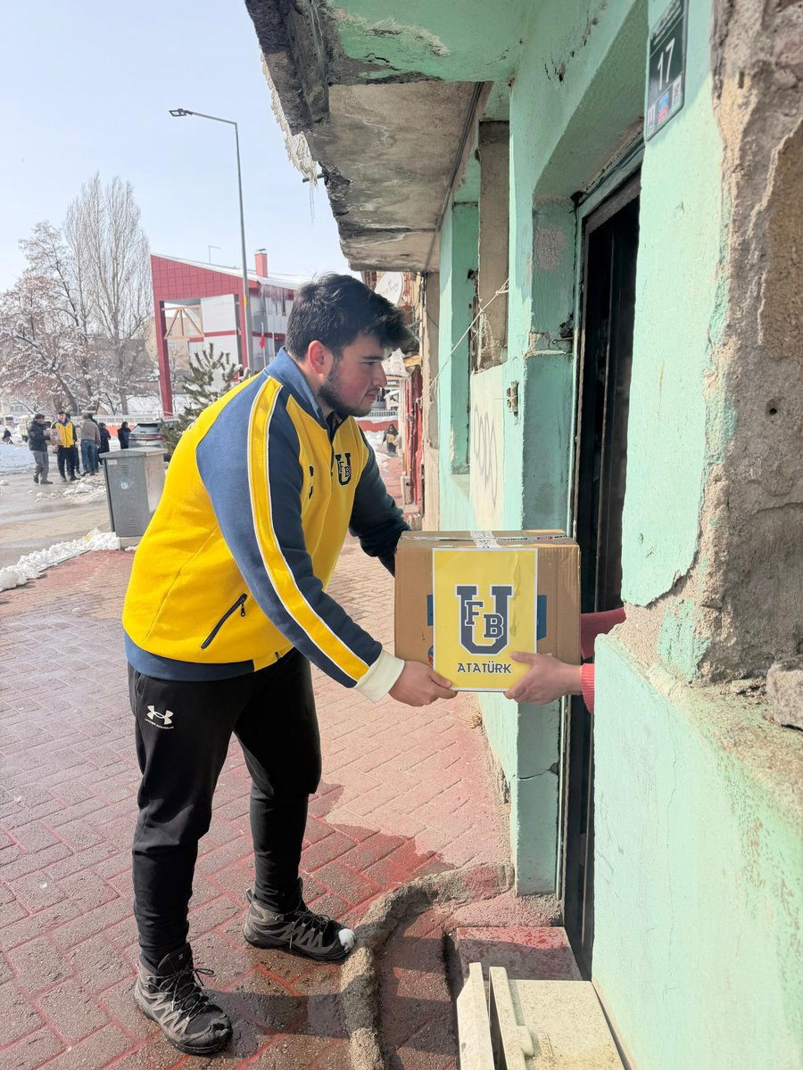 UFBAtaturk's tweet photo. #ÜnifebCares projeleri kapsamında 1907 ÜNİFEB Atatürk Üniversitesi örgütlenmesi olarak ihtiyaç sahibi ailelere Ramazan kolisi yardımında bulunduk. https://t.co/2KmmHZrIzO