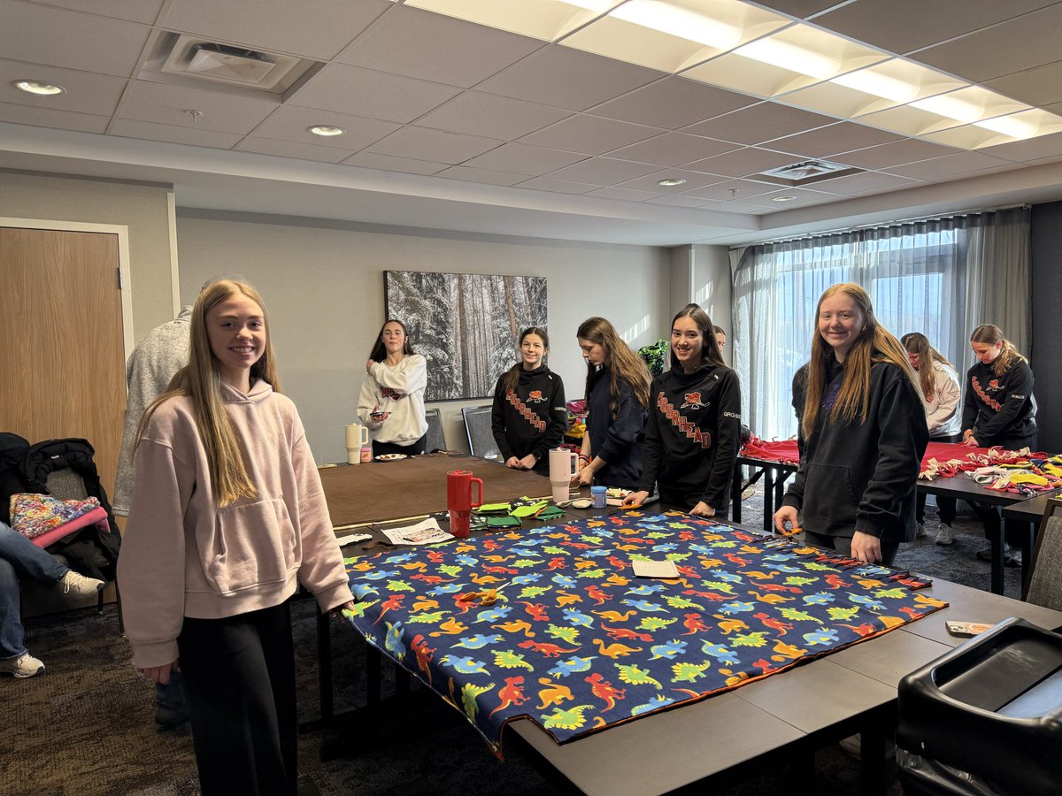 Moorhead15Ua's tweet image. While in Duluth for regions we made tie blankets for local Northwoods charity that helps kids in transition. northwoodchildren.org Thanks to Coach Jerry and Bell Bank for creating these opportunities to help communities we play in! #PayitForward  #stateofhockey