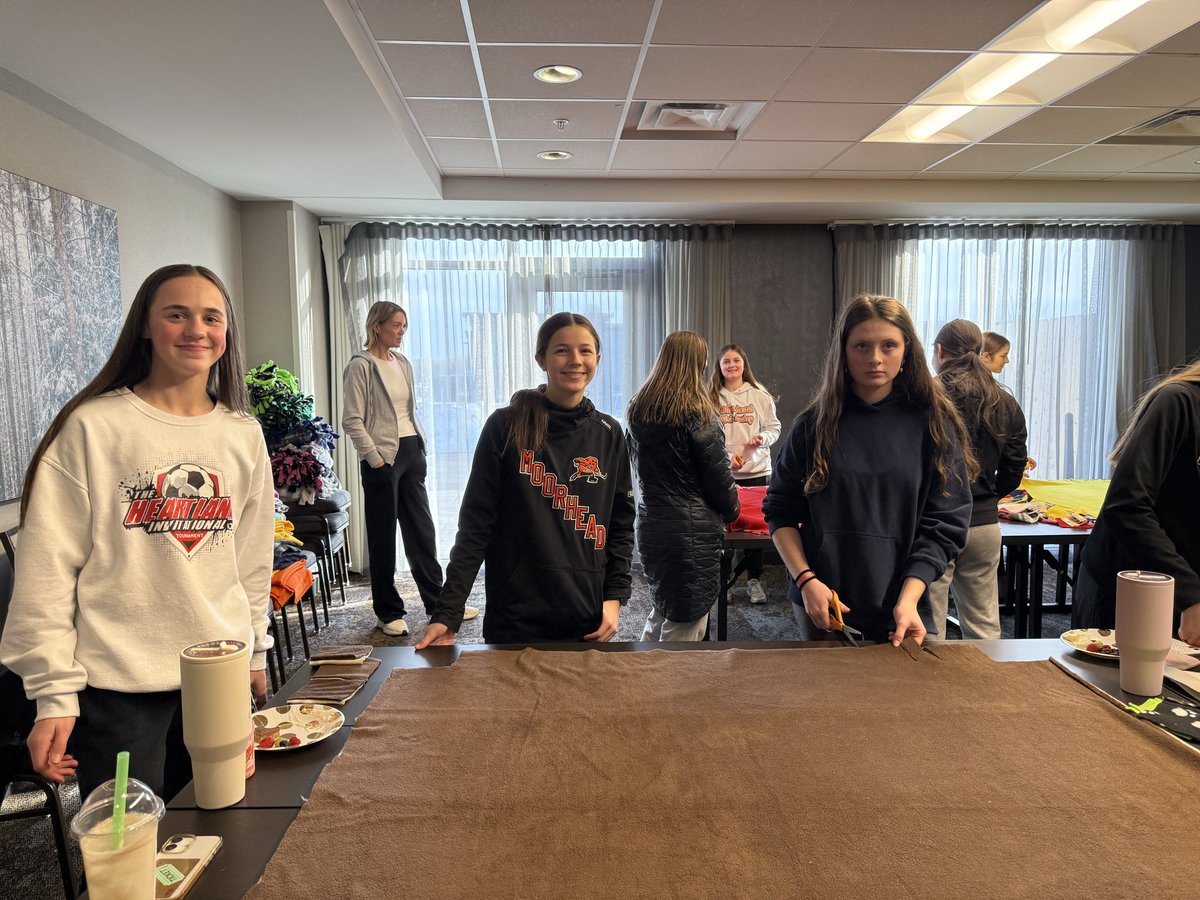 Moorhead15Ua's tweet image. While in Duluth for regions we made tie blankets for local Northwoods charity that helps kids in transition. northwoodchildren.org Thanks to Coach Jerry and Bell Bank for creating these opportunities to help communities we play in! #PayitForward  #stateofhockey