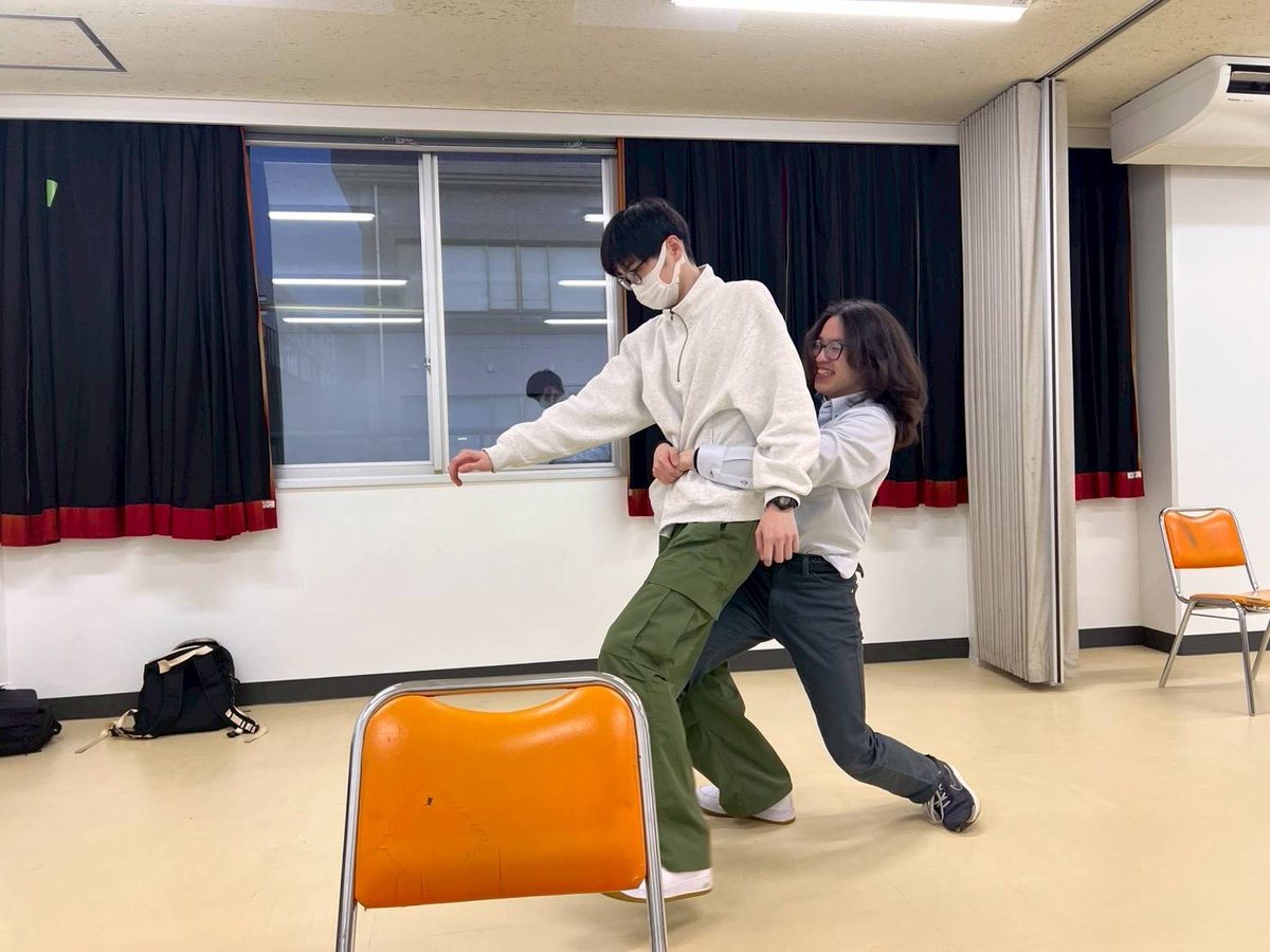〈劇団404稽古だより〉

今回の稽古でも、全員で意見を出し合いながら各シーンの細かい部分を改善していきました！時には体を張って、動くシーンの感覚を掴むのも大事！

#劇団404 #ヒロゲキ #広島大学 #演劇