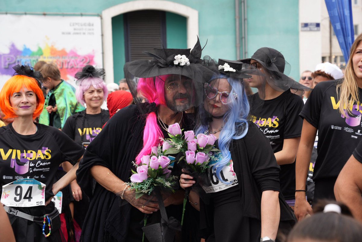 lpacarnaval's tweet photo. Carrera de viudas
Los primeros en alcanzar la meta lo hicieron en unos 12 minutos: David Fleitas, Guillaume Kudlansky-De Lustrac y Zintis Rove fueron los ganadores masculinos. Unos minutos después llegaron las premiadas Noa Náyade Barrios, Fernanda Faicán Gómez y Pulina Hermann https://t.co/mSiIGxEEvY