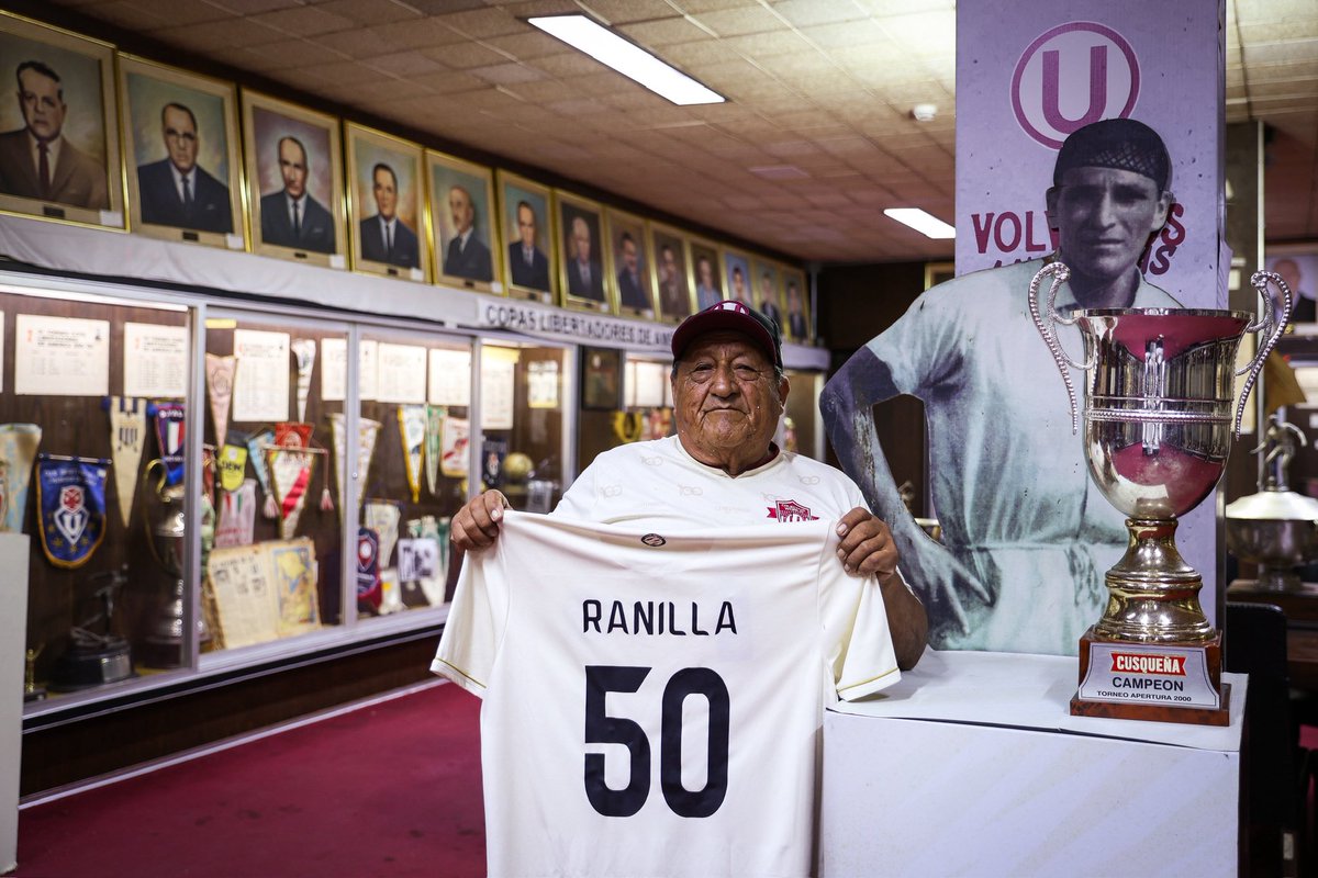 Universitario's tweet photo. ¡𝗙𝗲𝗹𝗶𝘇 𝗰𝘂𝗺𝗽𝗹𝗲𝗮𝗻̃𝗼𝘀, 𝗾𝘂𝗲𝗿𝗶𝗱𝗼 «𝗥𝗮𝗻𝗶𝗹𝗹𝗮»! 🎉🎂🏆

Festejamos en su día a Alberto Ranilla Raymundo y reconocemos su histórica trayectoria de 50 años en el club como guardián del Salón de Trofeos del Estadio Lolo Fernández.

¡Garra, compromiso y amor por la crema! 💛