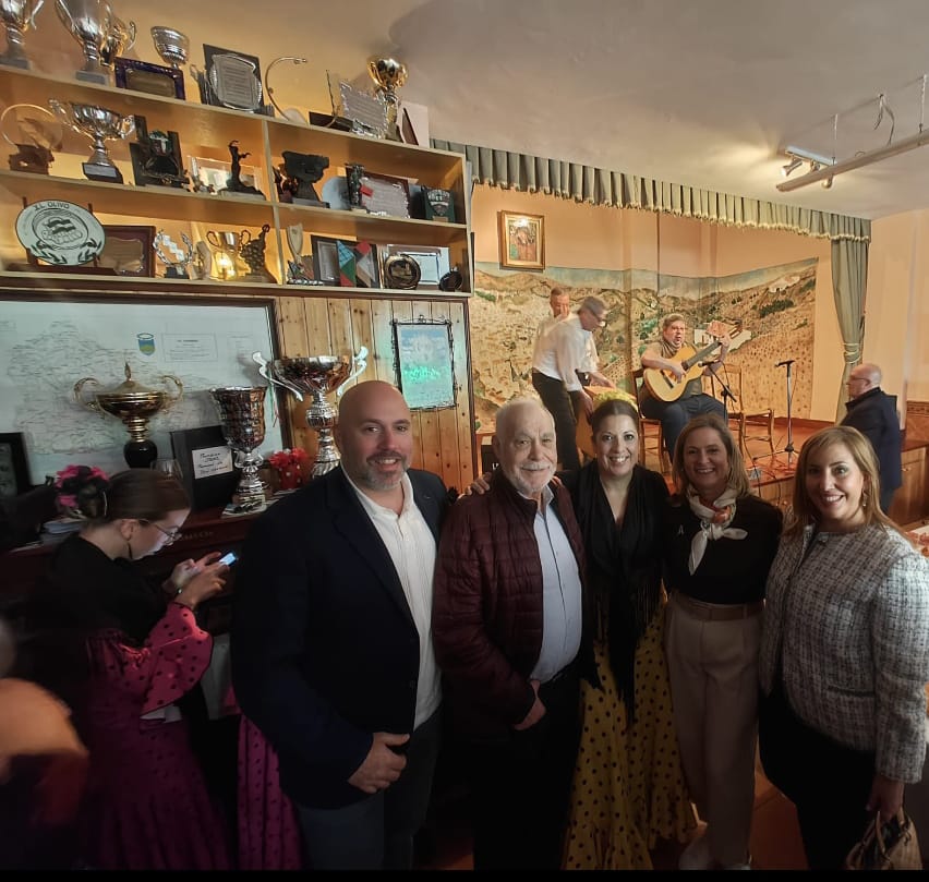 amaiadelcampo's tweet photo. #DiadeAndalucia @hijos_almachar_barakaldo En un mundo tan revuelto, desde #Barakaldo hemos lanzado al cielo el grito de paz y esperanza de los colores de la bandera andaluza .Viva Andalucía! Gora Barakaldorñ! https://t.co/zZlU9mjnXY