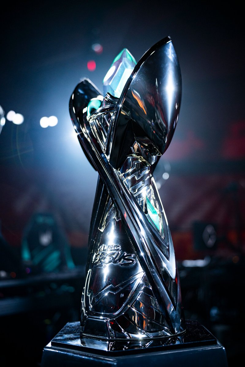 THE ONE YOU'VE ALL BEEN WAITING FOR 🏆
The #LEC Versus Final starts NOW!

📺 Tune in: lec.gg/live