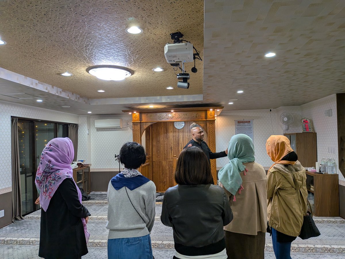 SaeedSato's tweet photo. 本日は西葛西モスクのイフタール・プログラムへ。
近隣住民を中心に、ムスリムではない日本人の方々が十数名、招待に応じて訪問して下さったのが嬉しい😍
インド料理を味わってもらい、ラマダーンの紹介をし、モスク内を案内してキッチンの中まで見て頂く。なかなかよい試みだ！ https://t.co/5HKjYxp6RP