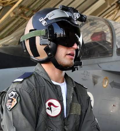 roitele1's tweet photo. ESTO ES ISRAEL

Un piloto de la fuerza aérea israelí grabó un mensaje para niños en todo Israel.

Lo vi y lo escuché.
Esto es lo que dijo:

“Niños de Israel 

No estás solo.

Cuando vuelo alto sobre vuestras casas, toda mi misión es protegeros.

Tal vez estás en un refugio ahora mismo. Tal vez da un poco de miedo.

Pero hay miles de nosotros haciendo todo lo posible para mantenerte a salvo.

Cuando estoy en la cabina, pienso en tus sonrisas, tus juegos, los abrazos que das a tus padres.

Cada vez que entras a la habitación segura a tiempo, eres parte de nuestro equipo. Nuestro equipo de héroes.

Si tu corazón late rápido, respira hondo.

Sostén la mano de tu hermano o hermana. Escucha una canción que te guste.

Y piensa en mí volando sobre ti, protegiendo el cielo como un escudo invisible que te rodea.

No estás solo. Eres amado. Estás protegido. Y estoy aquí para ti, incluso cuando no puedas verme. ”

¡Amo a Israel !