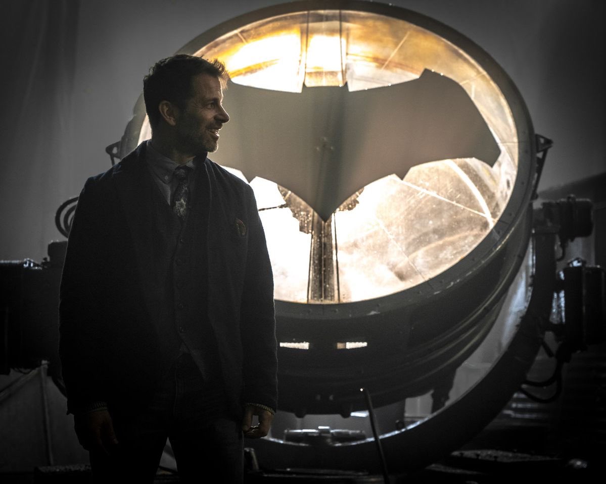 Batman_GothamBW's tweet photo. Feliz 60 cumpleaños a Zack Snyder. Uno de mis directores favoritos y responsable de 4 de las películas de DC que más he disfrutado.
Dos de ellas, Batman v Superman y la Zack Snyder’s Justice League, están entre mis películas favoritas de todos los tiempos. Las adoro con todo mi corazón y son muy especiales para mí.

Y no voy a negar que me encantaría volver a verlo dirigir a estos personajes… una adaptación de The Dark Knight Returns sería un sueño 🦇
